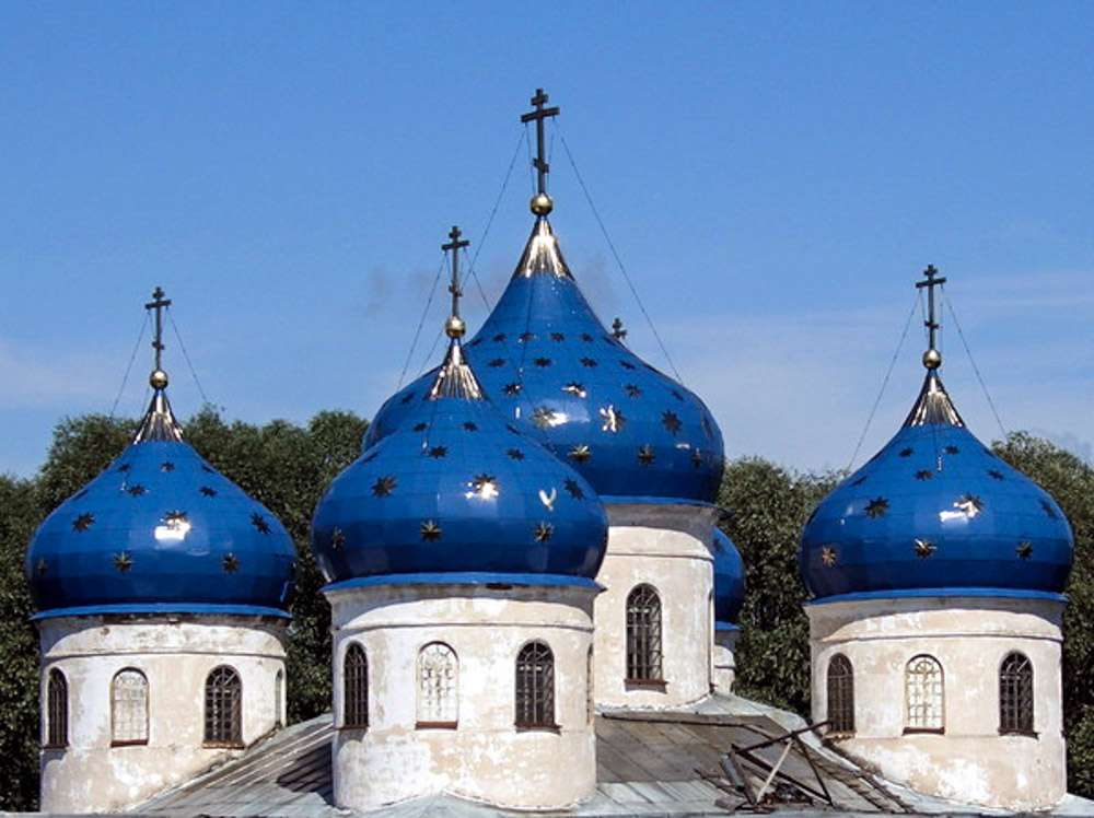 Белый купол церкви. Сергиев Посад Церковь голубые купола. Голубые купола храм Рязани. Белая Церковь с синими куполами. Тетеринский храм Нерехта синие купола.